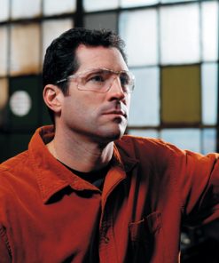 Hình ảnh người đàn ông đeo kính bảo hộ Honeywell A700