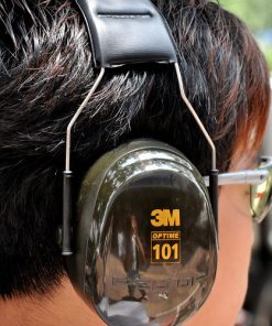 Một thanh niên đeo chụp tai 3M H7A